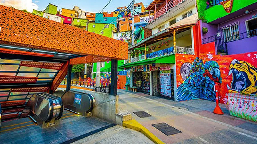 Escaleras electricas y graffiti en la comuna 13 medellin